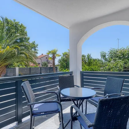 Luxury Lila C6 1 - Close To The Apartment