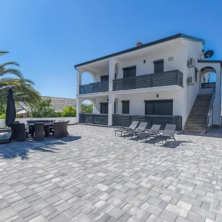 Luxury Lila C6 1 - Close To The Apartment