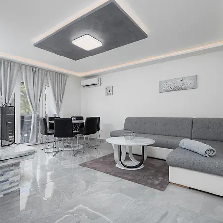 Luxury Lila C6 1 - Close To The Apartment