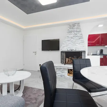 Luxury Lila C6 1 - Close To The Porec